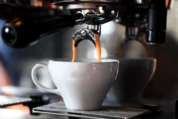 Macchina da caffè il processo di preparazione del caffè tazza di chicchi di  caffè immagini e fotografie stock ad alta risoluzione - Alamy